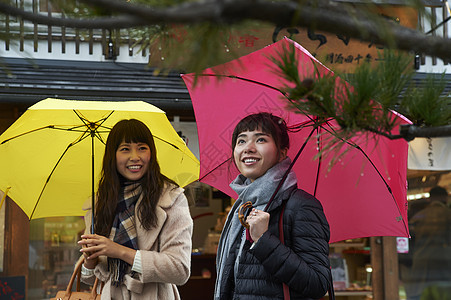 二个女孩下雨天游览名胜古迹图片