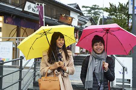 二个女孩下雨天游览名胜古迹图片