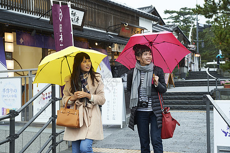 二个女孩下雨天游览名胜古迹图片