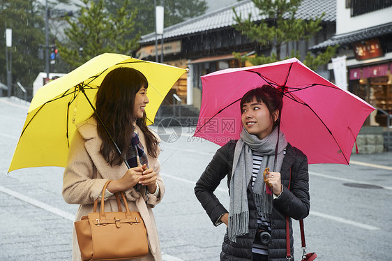 二个女孩下雨天游览名胜古迹图片