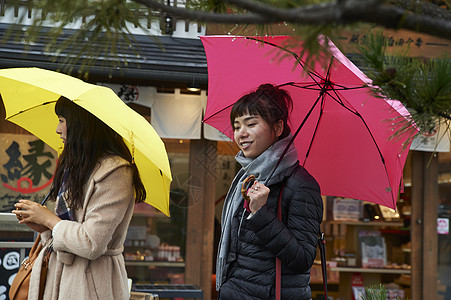 二个女孩下雨天游览名胜古迹图片