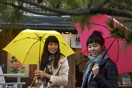 二个女孩下雨天游览名胜古迹图片