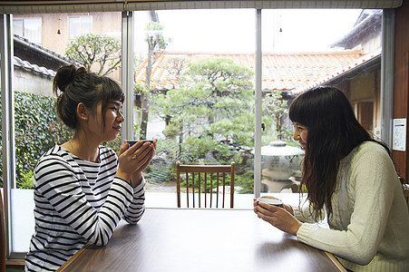 观光旅游喝茶的女孩图片