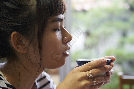 旅游观光喝茶的女孩图片