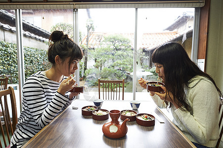 旅游观光享受美食的二个女孩图片