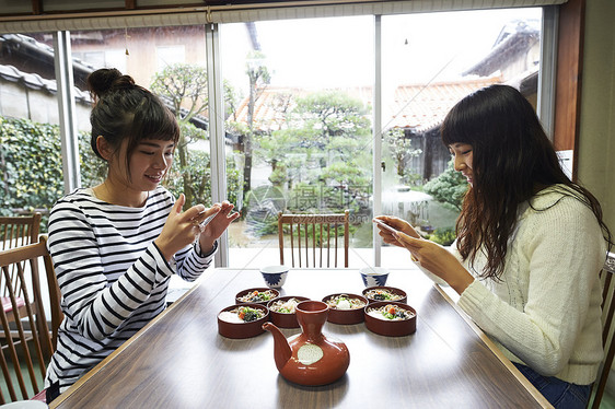 旅游观光享受美食的二个女孩图片