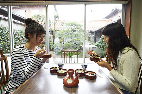 旅游观光享受美食的二个女孩图片