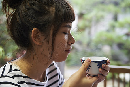 喝着热茶的女青年图片