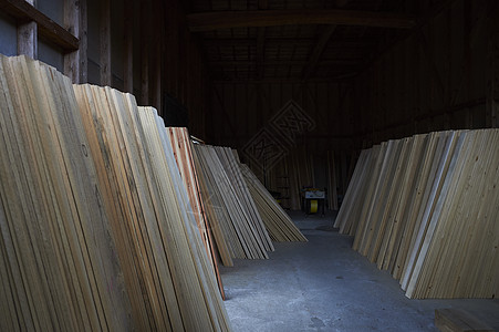 木材场里整整齐齐的木材图片
