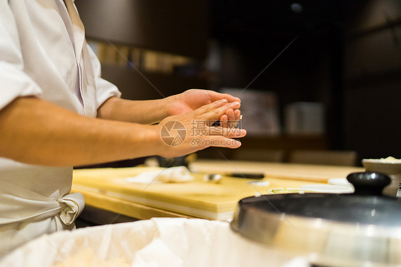 寿司工匠制作手握寿司特写图片