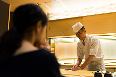 厨师正在烹调寿司图片