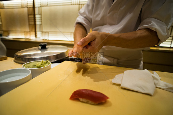 厨师正在烹调寿司图片