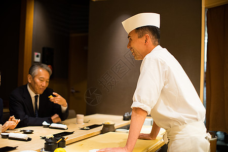寿司店里的顾客和厨师图片