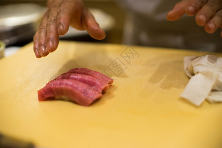 砧板上的金枪鱼寿司高清图片