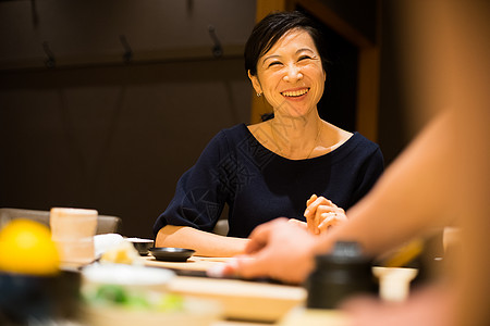 享用寿司的优雅女人图片