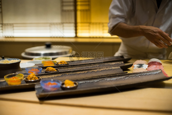 传统日本料理寿司摆盘图片
