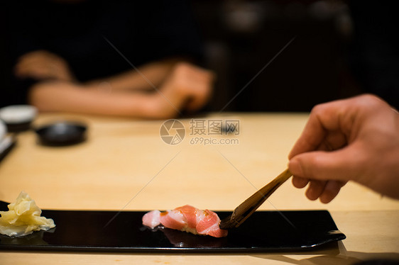 盘子中的金枪鱼寿司图片