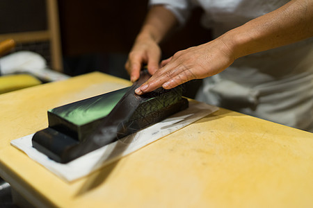 传统日本料理工匠磨刀图片