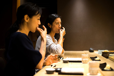 聚餐吃寿司的女人们图片