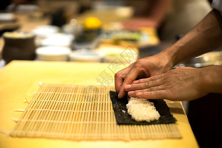 江户式寿司工匠摆放寿司材料背景