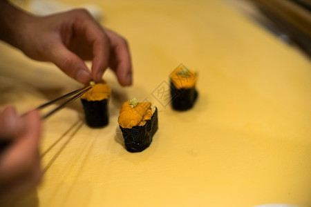 工匠手工制作海胆寿司背景图片