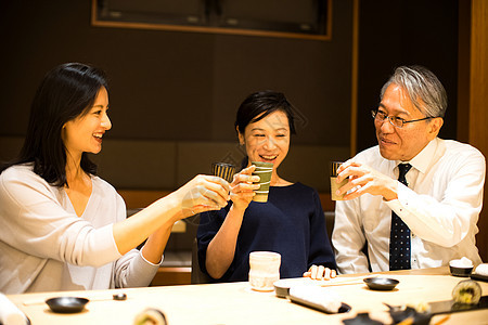 寿司店聚餐干杯的职场人士图片