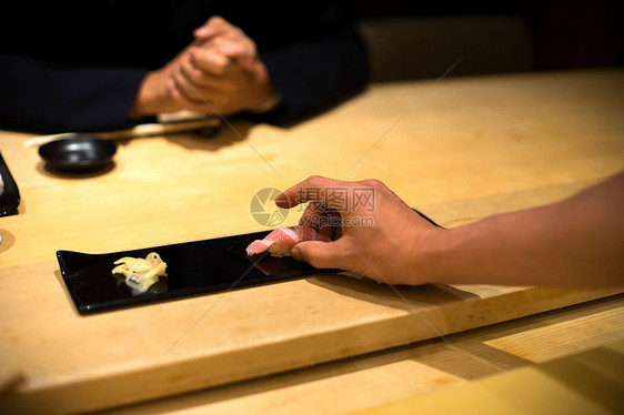 工匠手工制作寿司图片