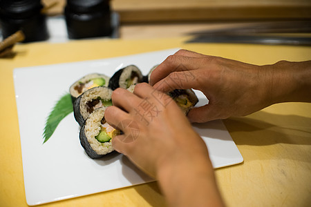 日料店制作寿司的特写图片
