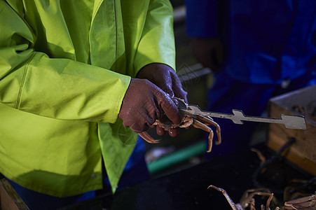 测量螃蟹大小的渔民图片