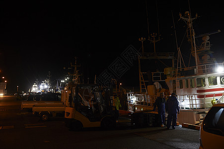 夜晚停靠港口的渔船图片