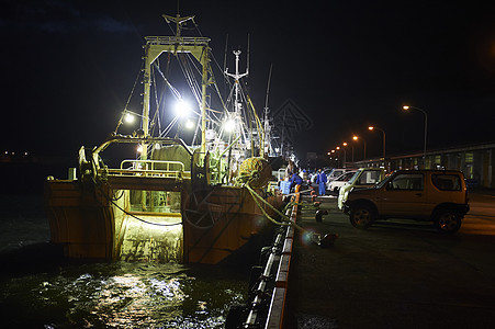 夜晚港口忙碌的渔民们图片