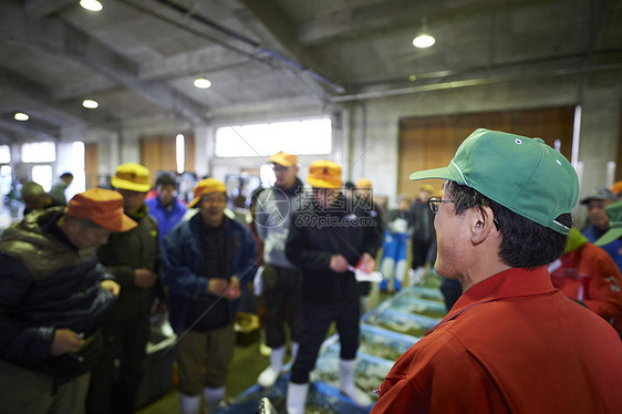 海鲜批发市场竞拍的商人们图片