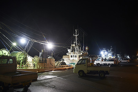 夜晚明亮的港口图片