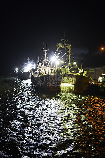 深夜灯火通明的渔船和港口图片