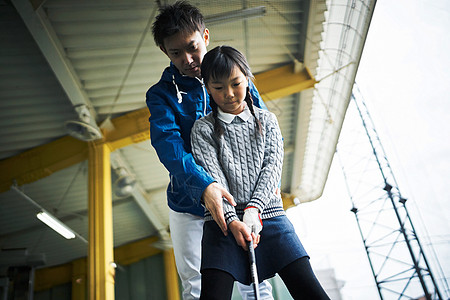 手把手教女儿打高尔夫的父亲图片素材