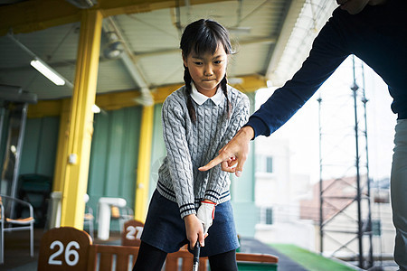 学习高尔夫的女孩图片