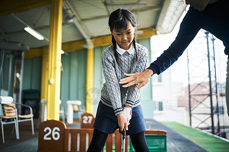 学习高尔夫的女孩图片