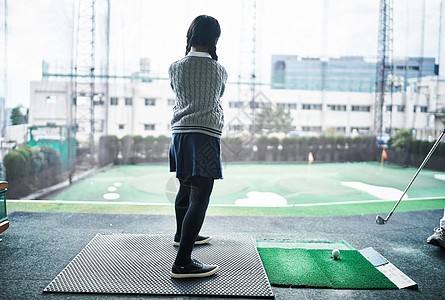 学习高尔夫的女孩背影图片