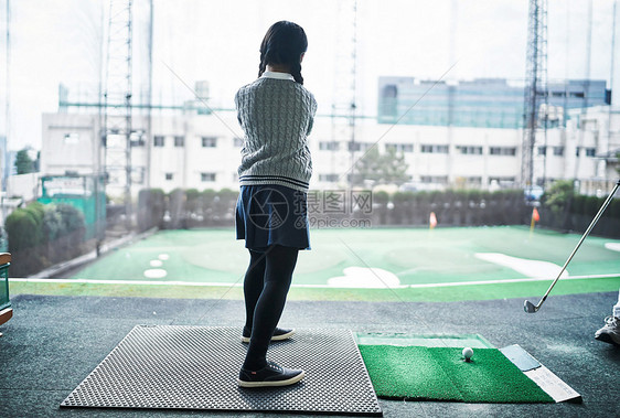 学习高尔夫的女孩背影图片