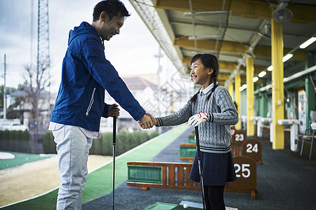 女孩和高尔夫教练握手图片
