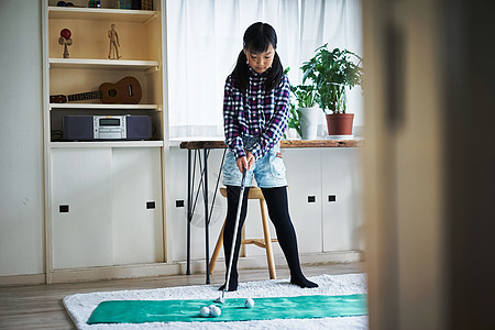 漂亮女孩练习高尔夫图片