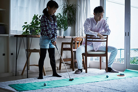 在客厅学习高尔夫知识的一家人图片