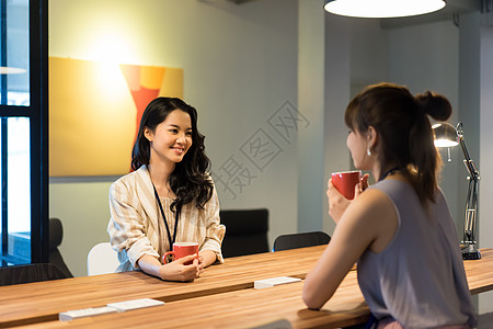 女同事坐在一起喝咖啡聊天图片