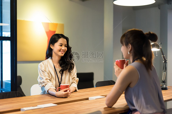 女同事坐在一起喝咖啡聊天图片