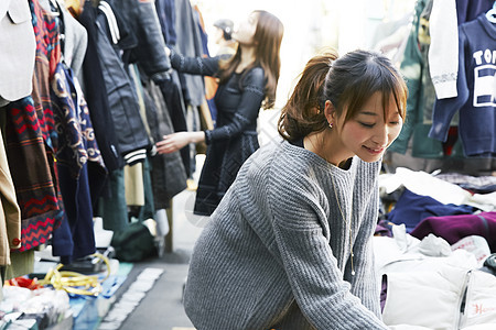 女性在旧物市场选购图片