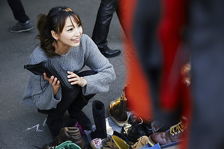 年轻女孩在复古集市上购物图片