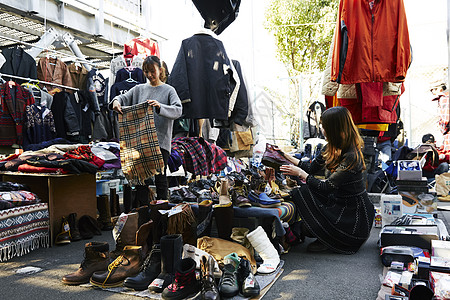 在集市上挑选衣服的女人图片