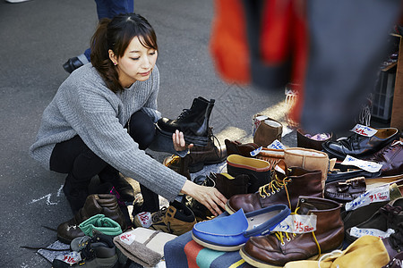 女人享受拍卖会背景图片