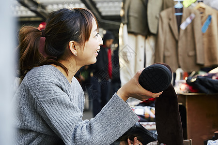 女士享受跳蚤市场图片