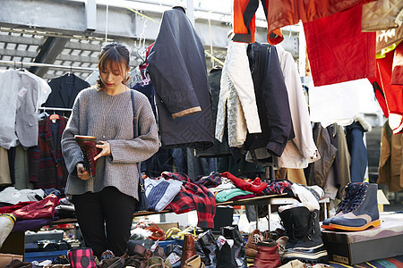 享受跳蚤市场的妇女图片